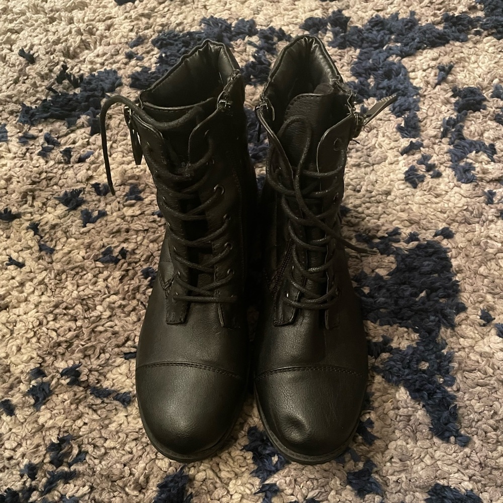 Macys Women’s combat boots s9.5